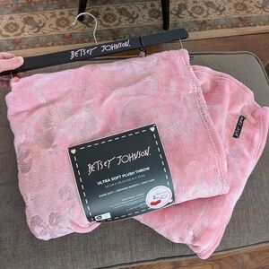 NWT Betsey Johnson Pink and Silver Bow Plush Blanket